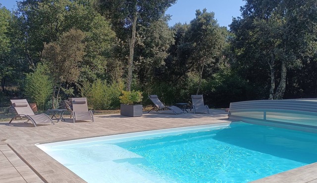 Finches Nest - Self-contained apartment for two with swimming pool and jacuzzi!