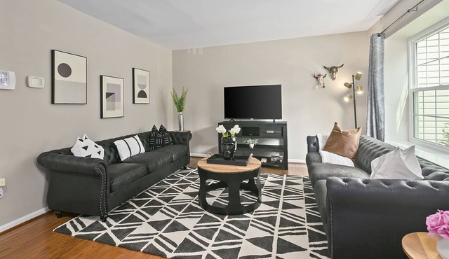 Finchvale: Work-Friendly, Private Yard, Near DC