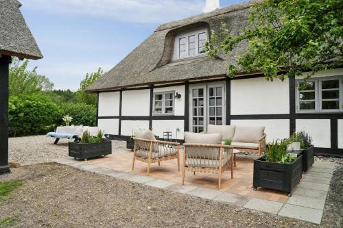 Find Peace In Charming Home Close To Nature