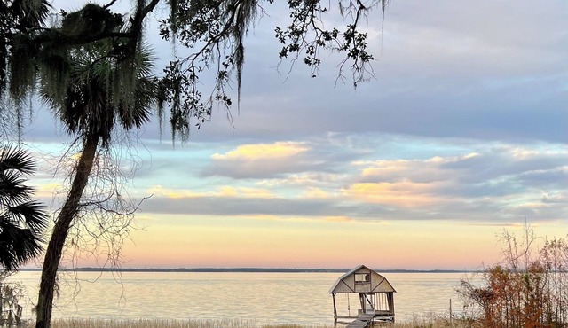 Find peace & recharge at this 2 bedroom 2 bathroom home on beautiful Lake Harris