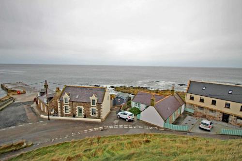 Findochty Beach house - Private Garden-BeachFront