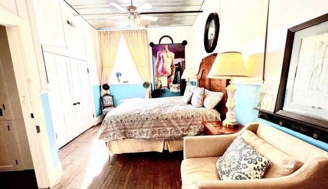 Fine Furniture Factory Luxury 2 Bedroom Apartment - 15 minutes to Holiday World!