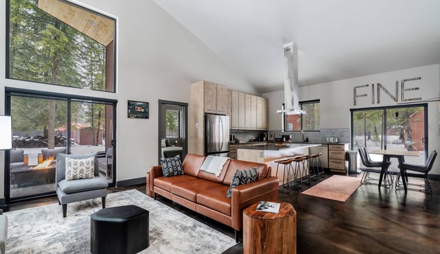 FINE PINE PLACE in town/luxury modern/wow kitchen/whole house/yes dogs!