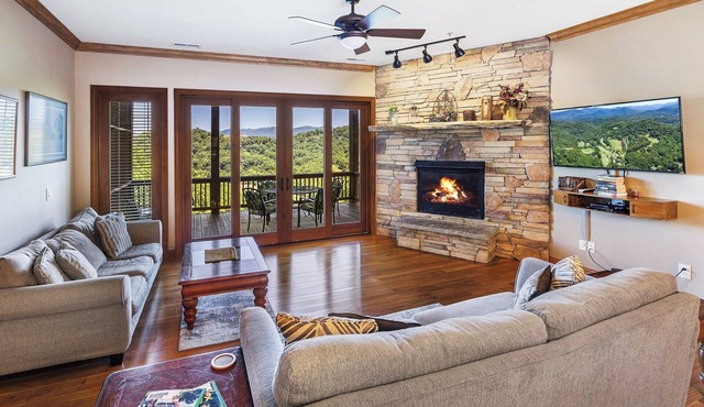 Finely Appointed Mtn Condo in Gated Resort, Only 4 Steps to get in, GREAT VIEW!