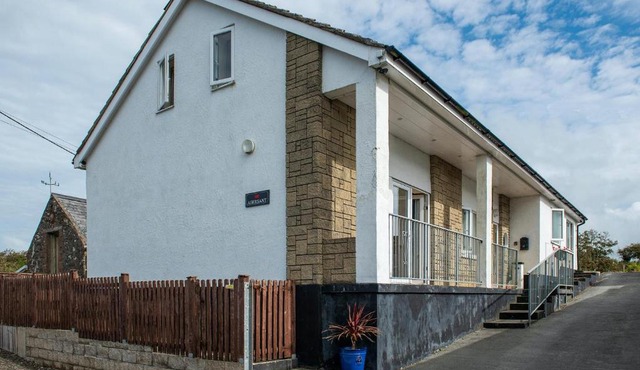 Finest Retreats - Abersant House - Sleeps 6 with Hot Tub