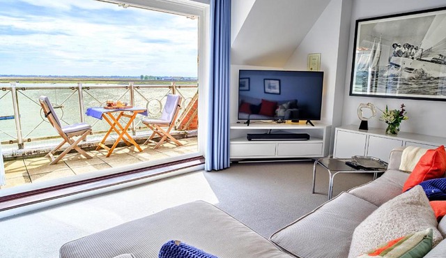 Finest Retreats - Kings Wharf - Luxury Riverside Home