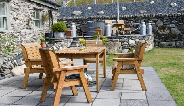 Finest Retreats - Moelis Granary - Luxury Cottage with Hot Tub