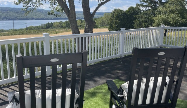 Finger Lakes Farmhouse- stunning lake views on wine trail-10 min to Watkins Glen