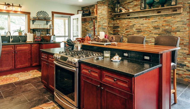 Fingerlakes Farmhouse on Seneca Lake and Cayuga Lake Wine Trails Sleeps 4