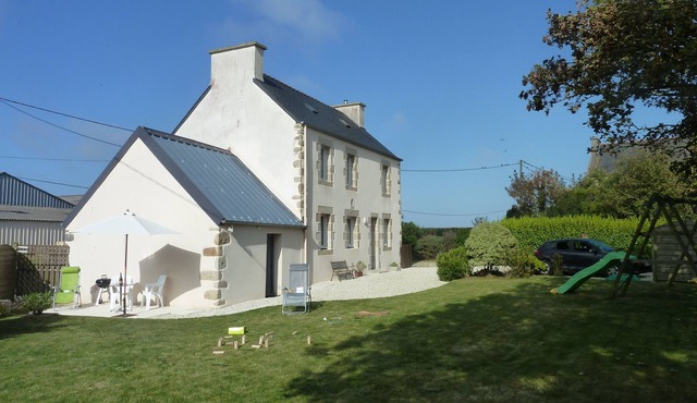 Finistère, independent house 2 km from the sea (fine sandy beaches) and the GR34