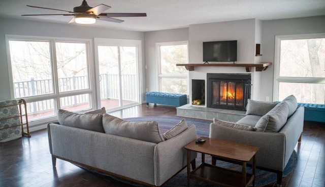 Finn's Hideaway -Modern family river home
