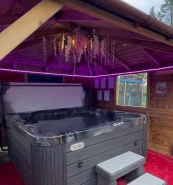 FINN VILLAGE "Raspberry Cottage" Private Garden, 6-seater HOT TUB, Firepit & Pizza Stove