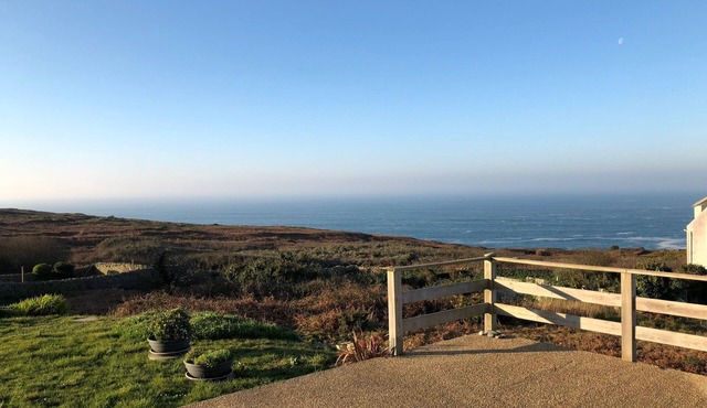Finnish chalet in front of the ocean - PLOGOFF