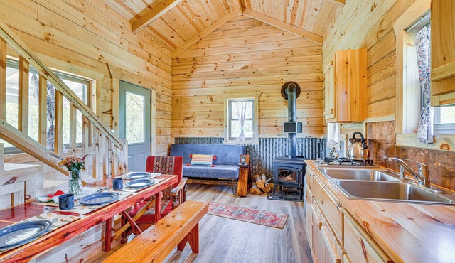 'Fins & Flowers' Lewiston Cabin w/Trout Fishing!