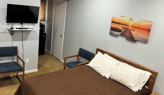 Fins N Feathers Lodge - One Queen Bed