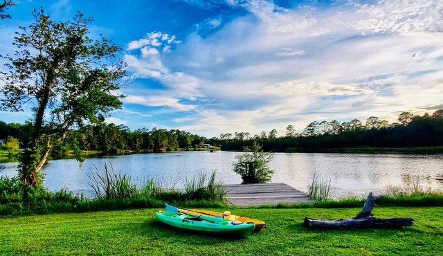 Fins to the Right on Blackwater River - 35 mins to the Beach