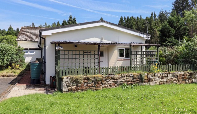 FIR TREE COTTAGE, pet friendly, with a garden in Otterburn