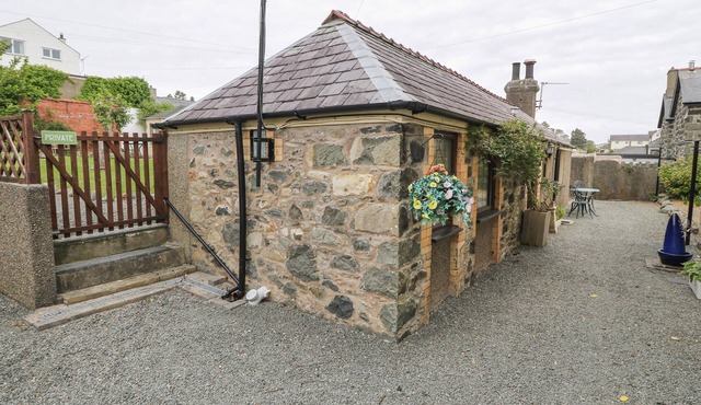 FIR TREE COTTAGE, pet friendly, with a garden in Criccieth