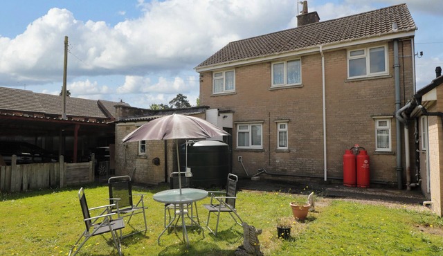 FIR TREE LODGE, family friendly, with open fire in Huntley