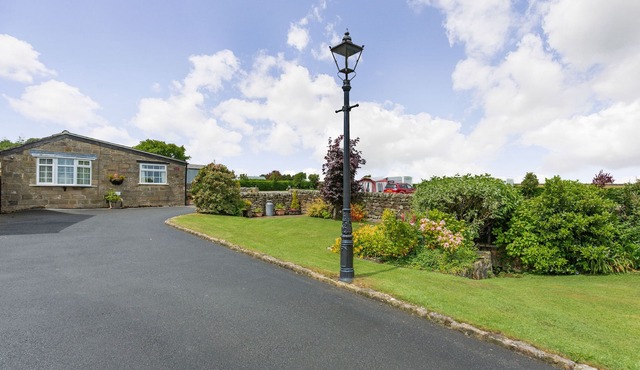 FIR TREE STABLES, pet friendly, with a garden in Summerbridge