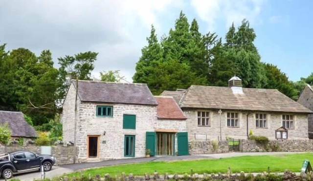 FIRE BRIGADE BARN, pet friendly, luxury holiday cottage in Tissington