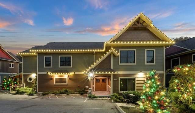 Fire Creek Retreat | Sleeps 48 | 12BR, 13BA Lodge!