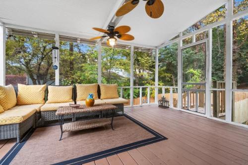 Fire pit - 6 Min to North Hills - Screened Porch