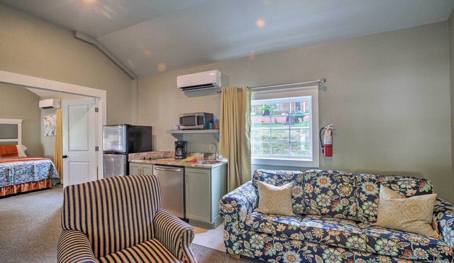 Fire Pit Access: Cozy Dtwn Branson Cottage!