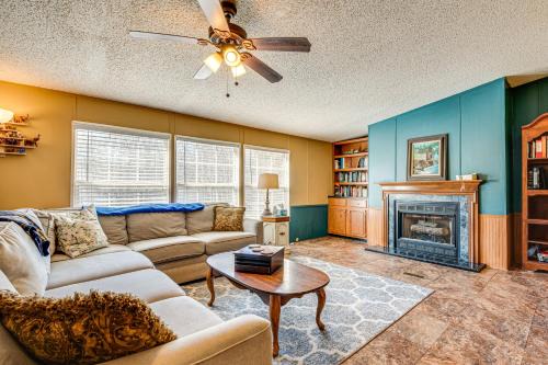 Fire Pit and Deck Pet-Friendly Luthersville Home!