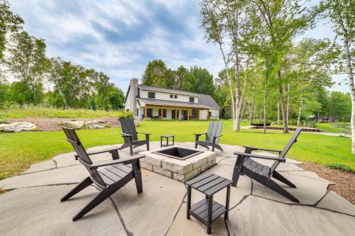 Fire Pit and Lake Views Cozy Crooked River Retreat!