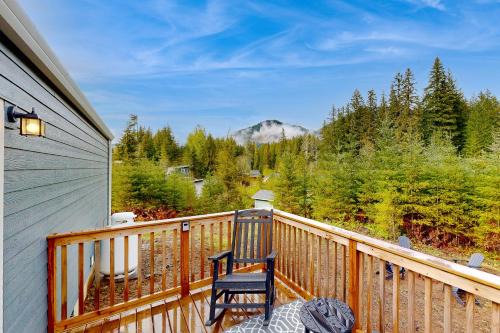 Fire Pit and Mtn Views! Cabin, Steps to Wind River