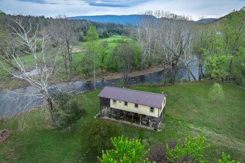 Fire Pit and Patio Creekside Cabin in Eagle Rock!