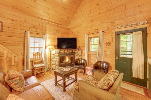 Fire Pit and Porch Warm and Woodsy Rothbury Escape!