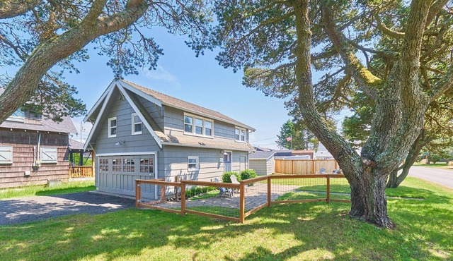 Fire Pit, BBQ, Fenced Yard, Walk to Beach (Calm)