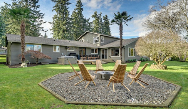 Fire Pit, Chic Deck! Family-Friendly Puyallup Home