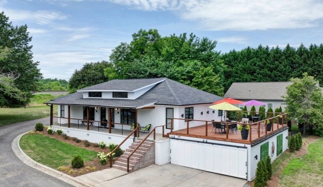 fire pit+corn hole+bikes+kayaks+gym+golf pass | Art inspired retreat