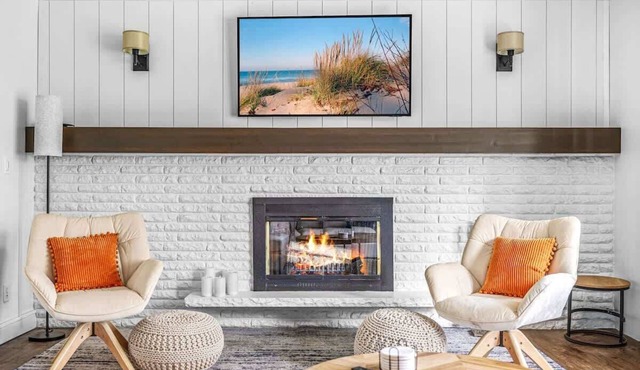 Fire Pit, Deck + Foosball, 1-min to Watermark Brwy