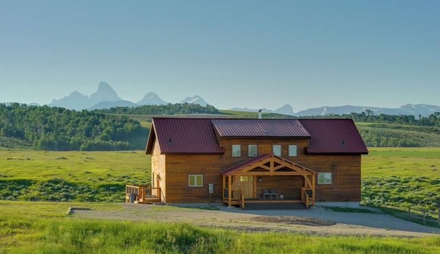 Fire Pit, Deck + Hot Tub: Idaho Group Getaway!