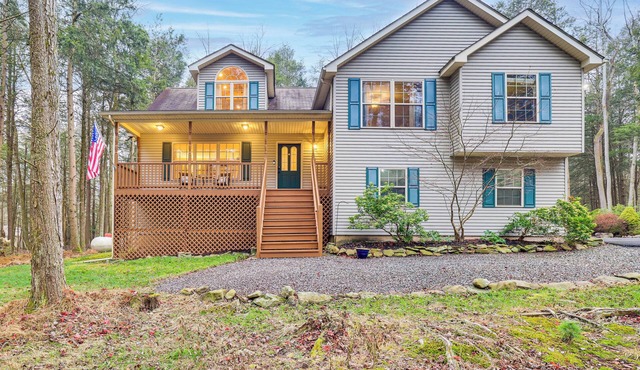 Fire Pit, Deck & On-Site Creek: Poconos Retreat!
