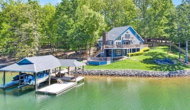 Fire-Pit, Fireplace, Hot Tub, Pool Table, Dog Friendly, Kayaks & Paddleboards! Visit "American Dream