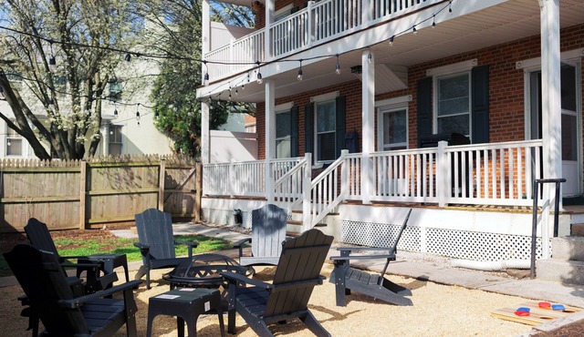 Fire Pit, Game Room, 15 min to Hershey with King Bed, Entire house