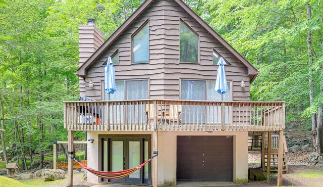 Fire Pit & Games! Secluded Chalet 30 Mi to Montage