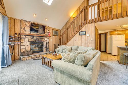 Fire Pit & Games! Secluded Chalet 30 Mi to Montage