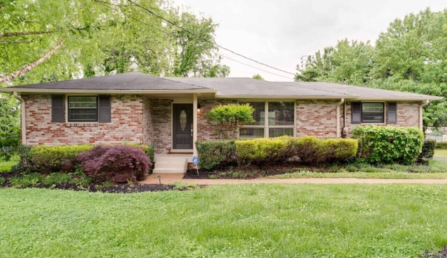 Fire Pit, Great Neighborhood, 15 Min to Broadway!