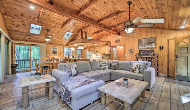 Fire Pit & Grill: Cozy Cabin in Lake Toxaway!