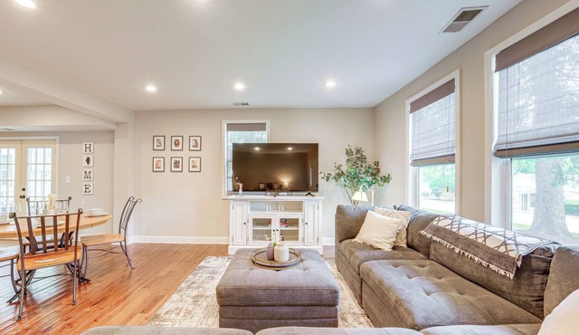 Fire Pit & Grill: Family Home on Fox River Trail!