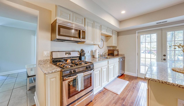 Fire Pit & Grill: Family Home on Fox River Trail!