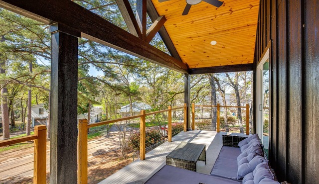 Fire Pit + Grill: Lakeside Gun Barrel City Home!