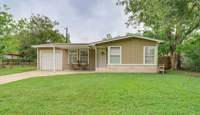 Fire Pit & Grill: Victoria Home Near Downtown