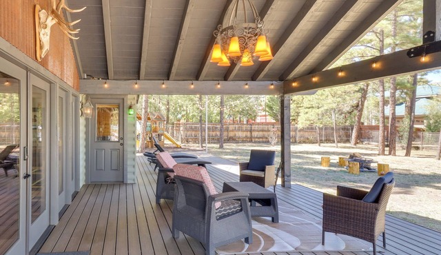 Fire Pit & Grill: Waterfront Cabin in Lakeside!